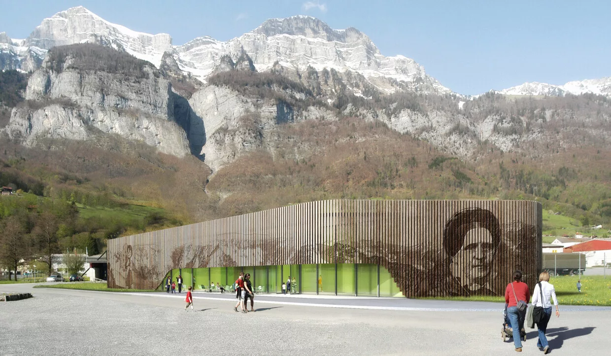 Moderne Architektur mit Holzfassade vor schneebedeckten Bergen