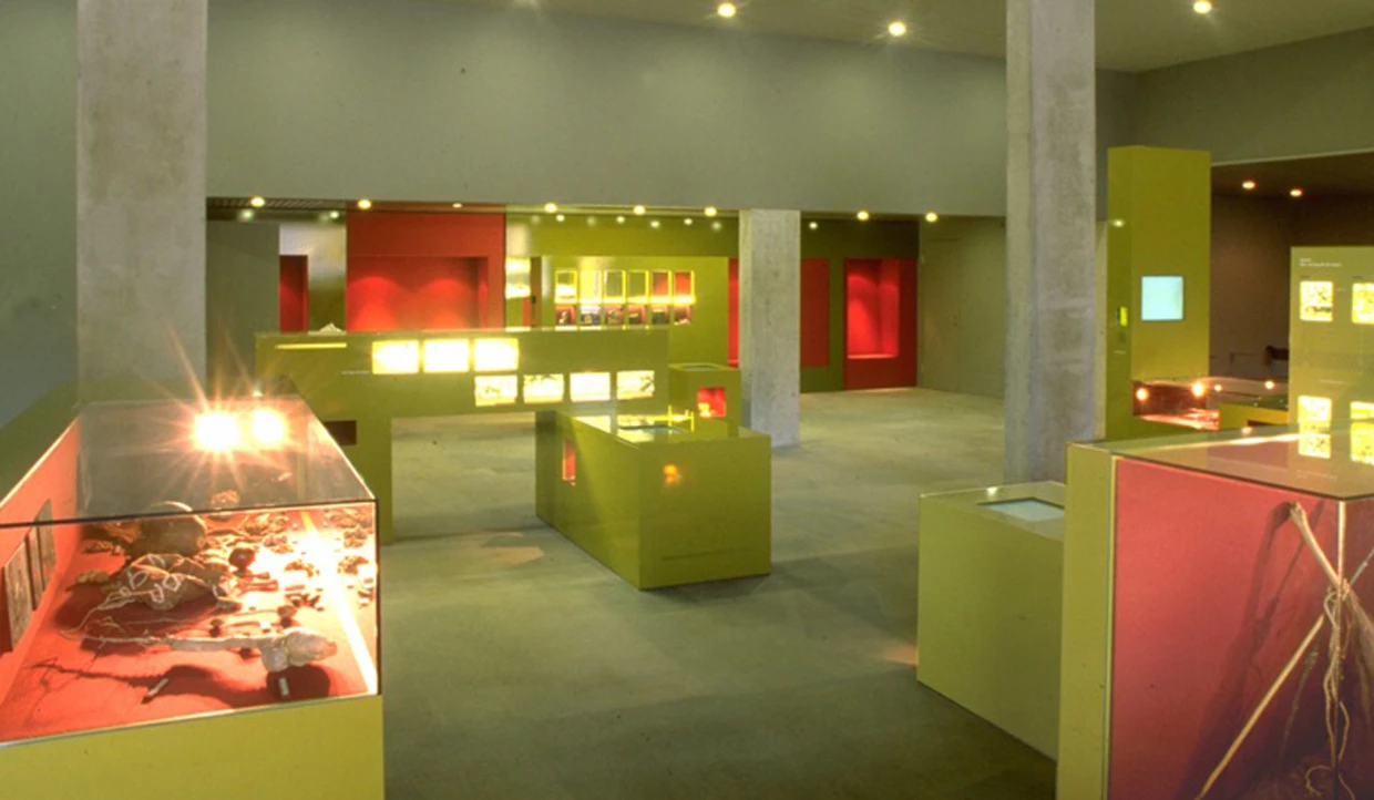 Ausstellung mit Vitrinen und roten Details