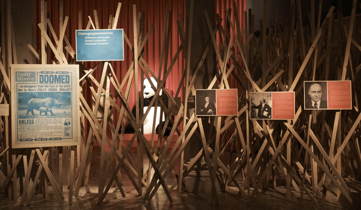 Ausstellungsbereich mit Pandafigur und Holzinstallationen