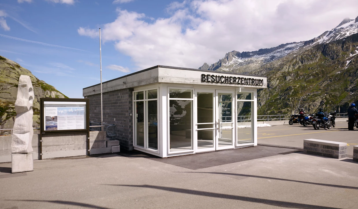 Moderne Besucherzentrum-Gebäude mit Bergen im Hintergrund