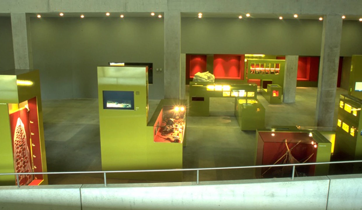Blick in einen großen Ausstellungsraum