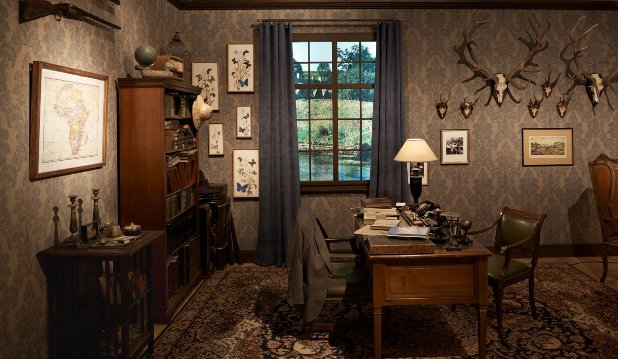 Büro mit Schreibtisch, Bücherregalen und Jagddekoration