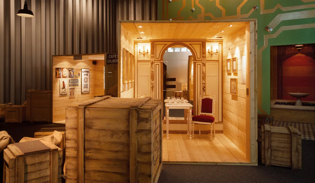Elegante Ausstellungsecke mit Möbeln und Cafédekor
