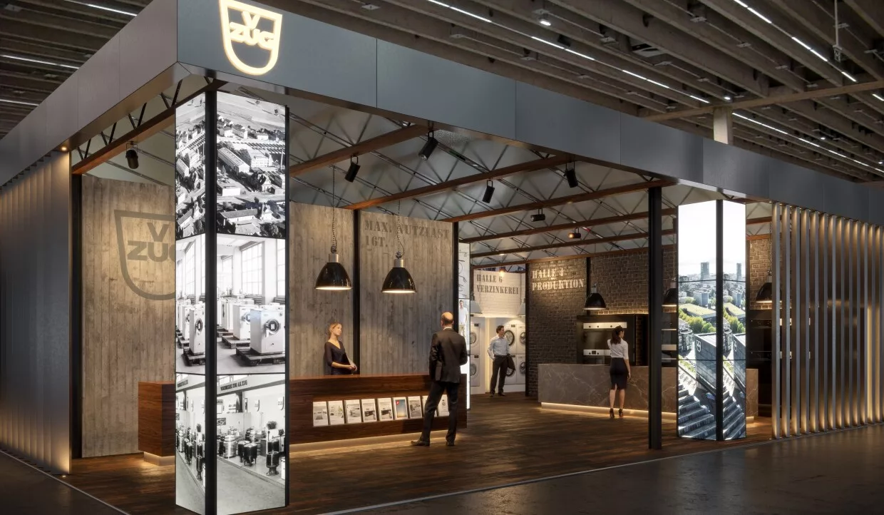 Messestand mit modernem Design und beleuchteten Firmenlogos