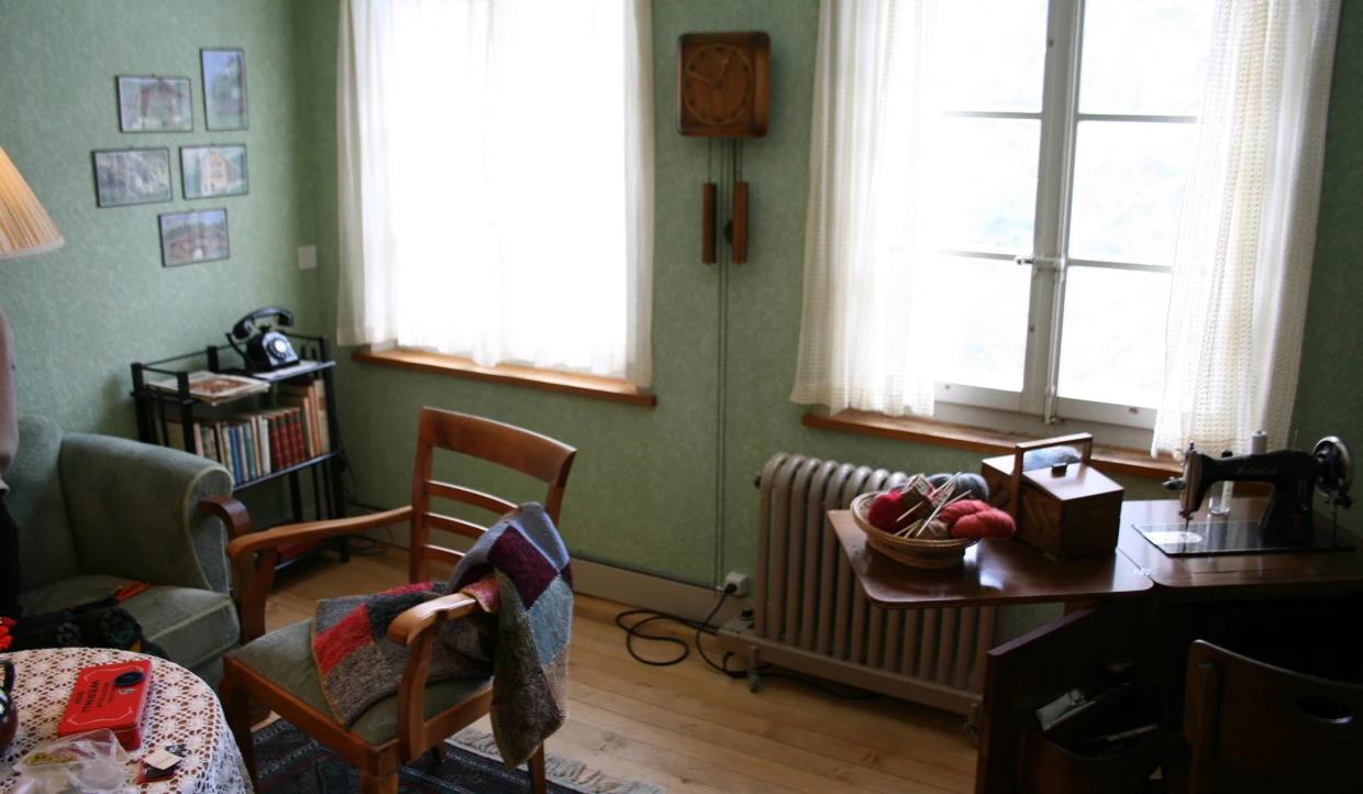 Room with sewing machine, chairs, and books