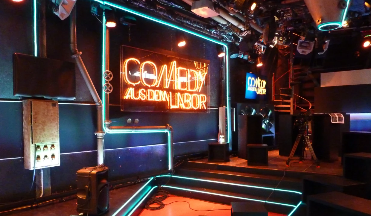 Stage with neon lights and sign Comedy aus dem Labor