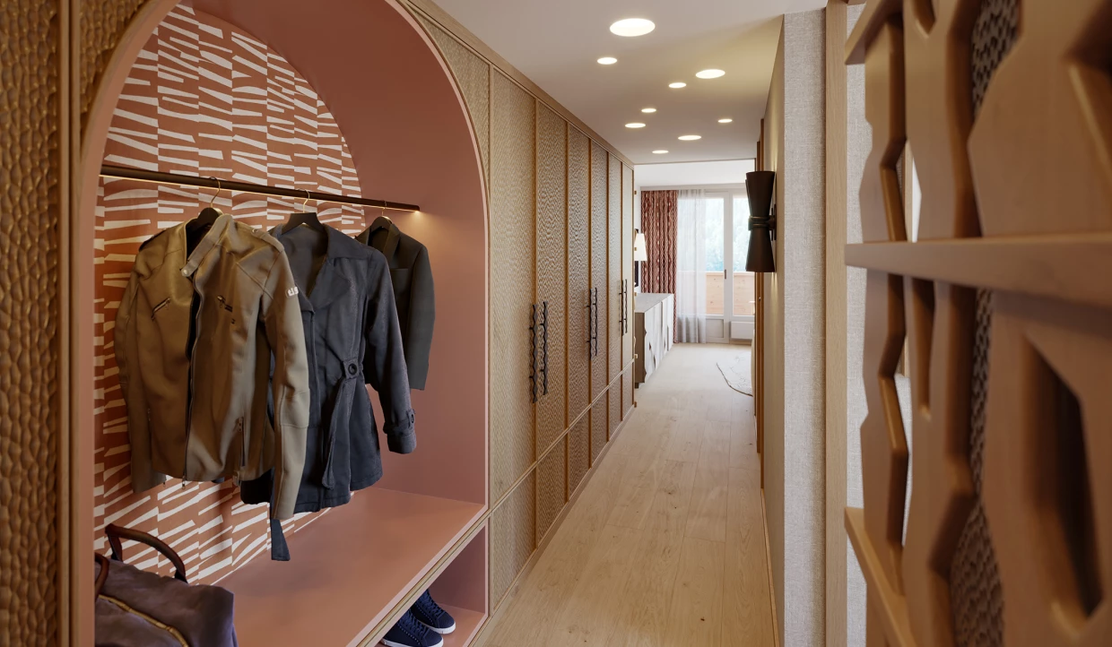 Entree einer Hotel-Suite. Garderobe in Naturtönen mit Design wie in den Seventies.