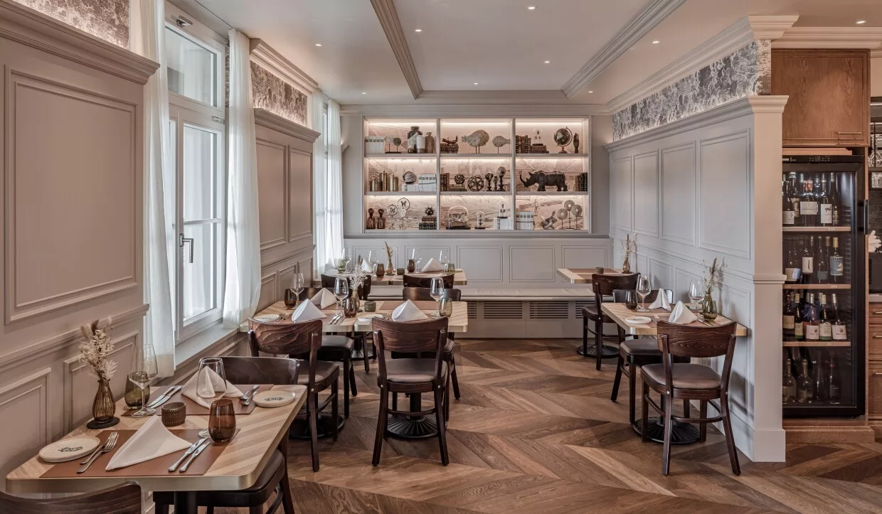 Helles Land-Restaurant mit regalartigen Dekorationen, Holzstühlen und Wandvertäfelung