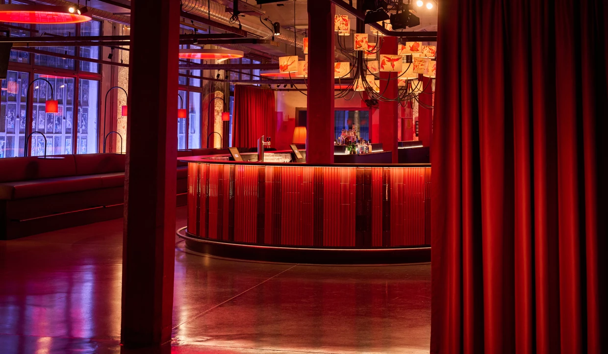 Innenansicht einer stilvollen Bar in Rotlichtern