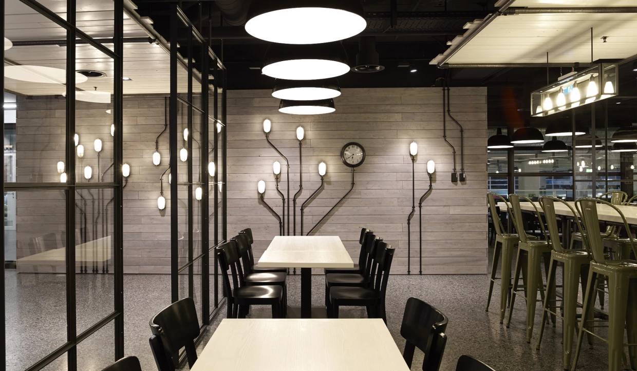 Moderne Innenausstattung mit Holzwand und Wandlampen.