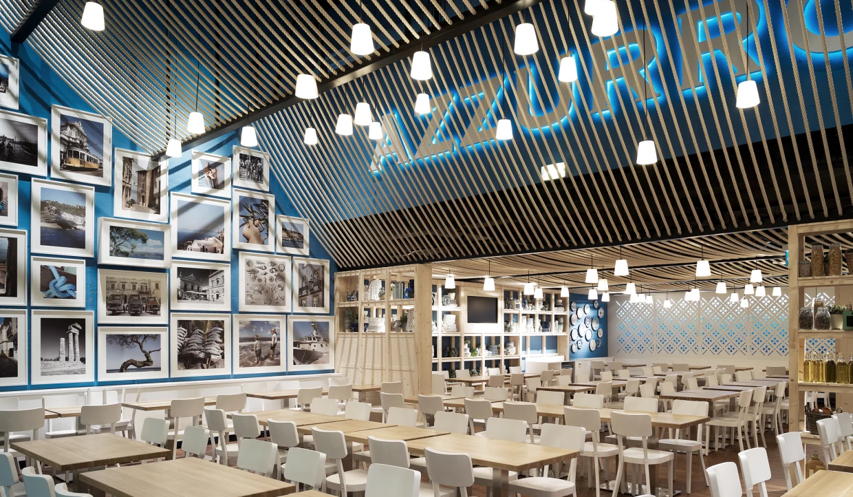 Restaurant mit Azzurro-Schriftzug, weißen Stühlen und Holztischen.