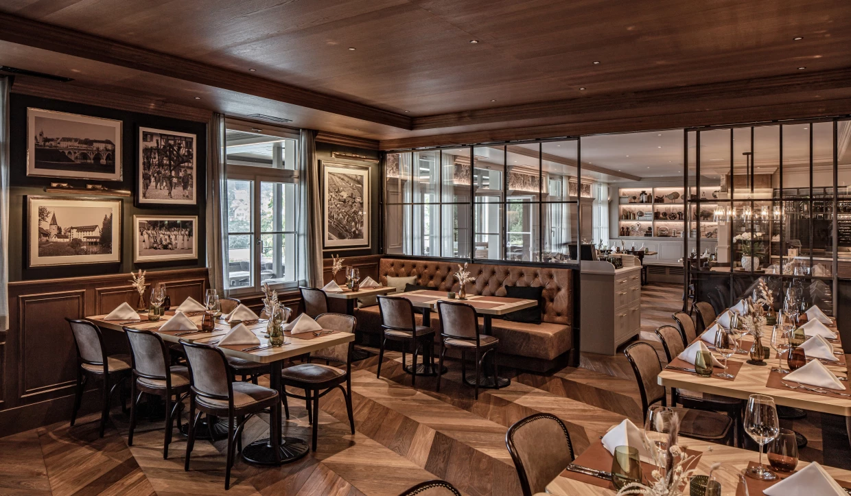 Restaurantbereich mit Fenster und dekorierten Tischen