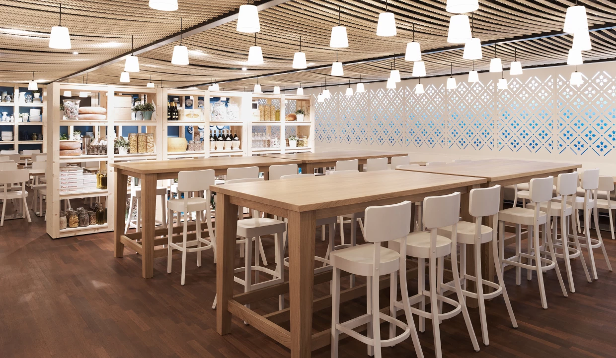 Innenansicht eines Restaurants mit hohen Tischen und Hängelampen.
