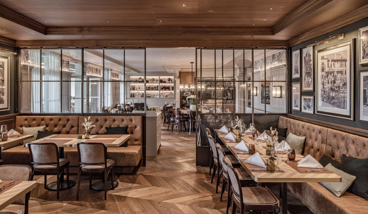 Restaurantinterieur mit Glaswänden und gedeckten Tischen