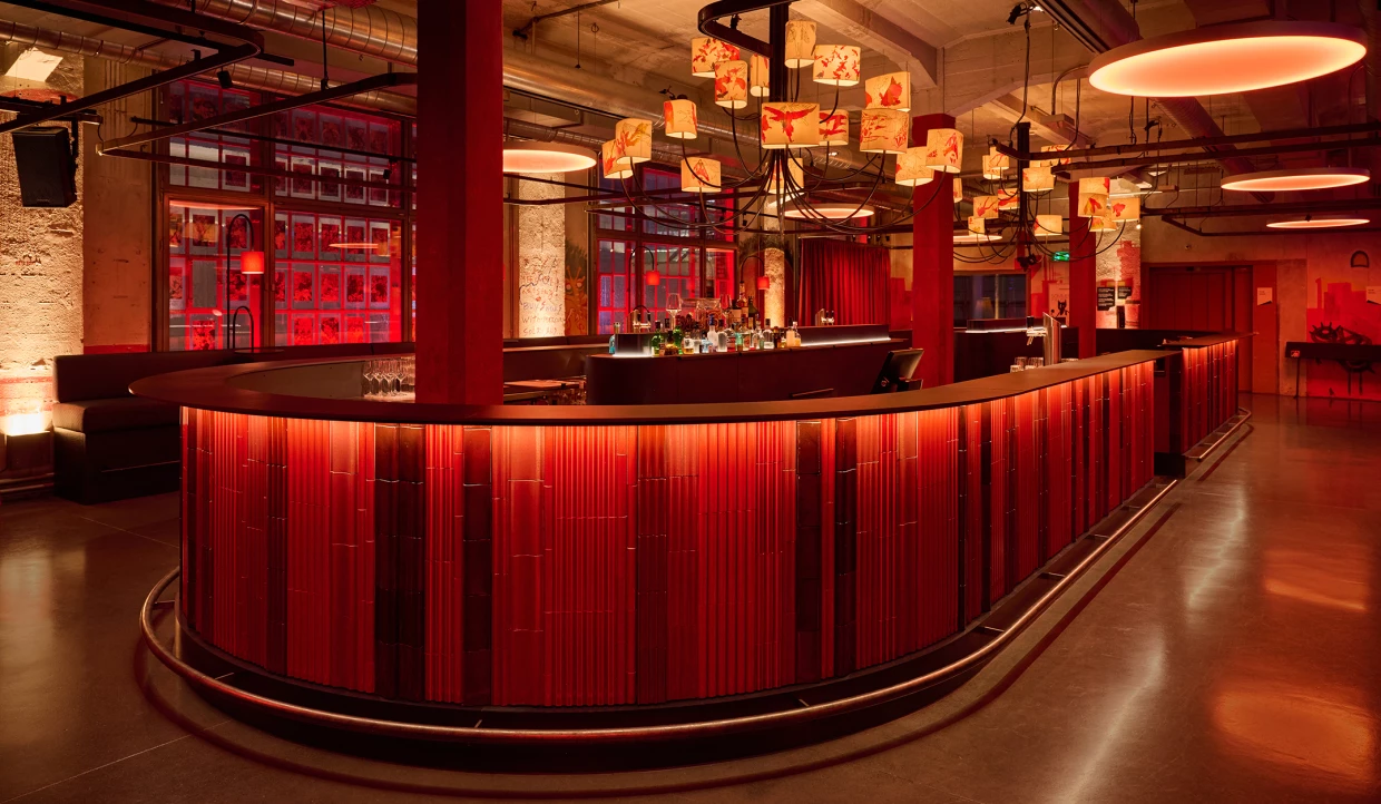 Stylische Bar mit roten Dekor und hängenden Lampen