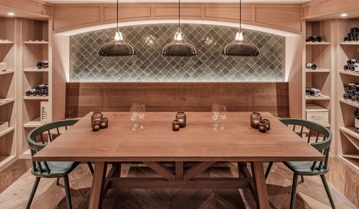 Minimalistischer Restaurant Weinkeller in Holz mit Holztisch 