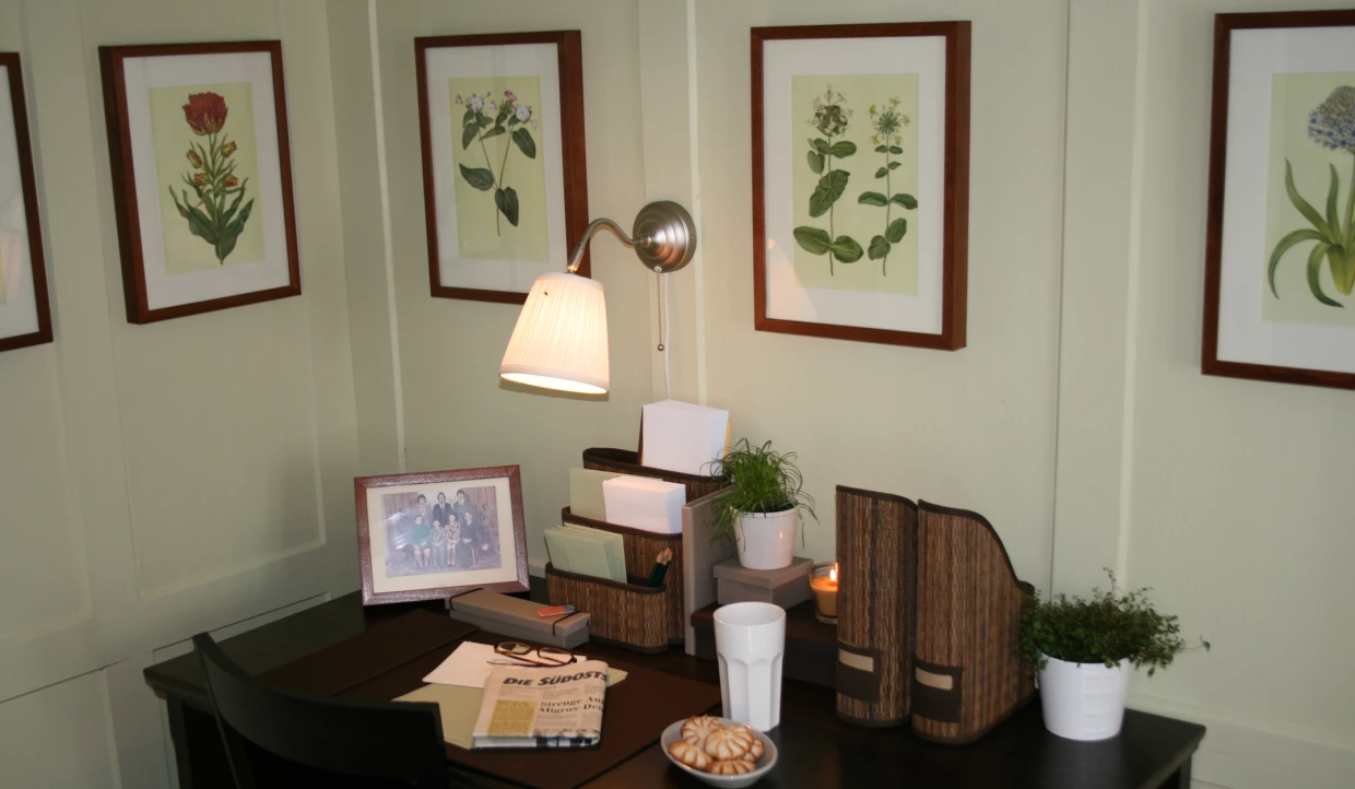 Arbeitsplatz mit Pflanzenbildern an der Wand