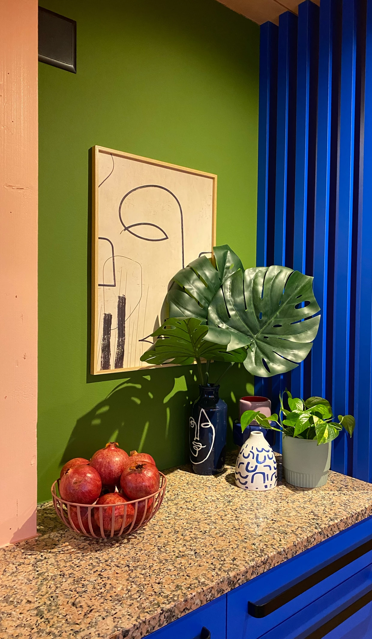Dekoratives Sideboard mit Früchten und Pflanzen