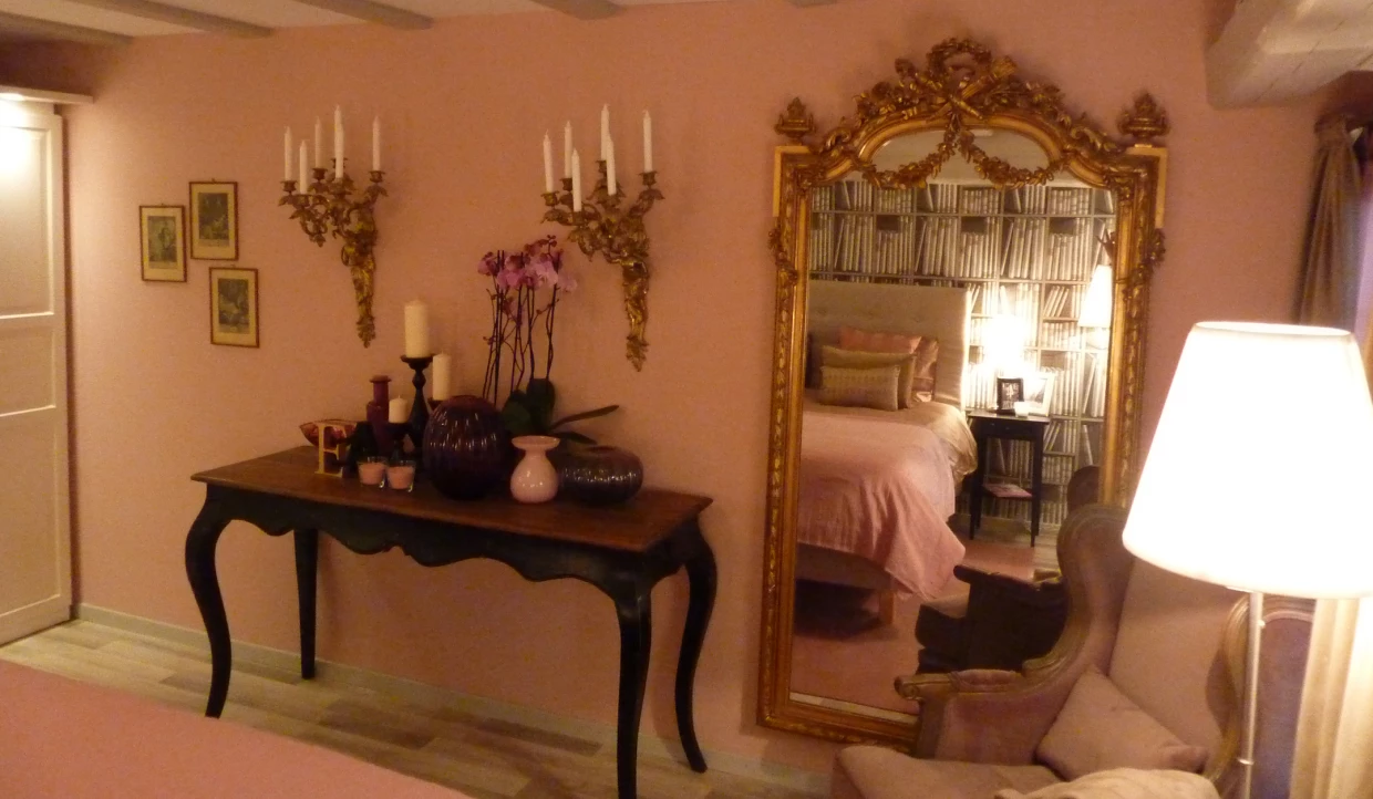 Elegant room with large mirror and decorations