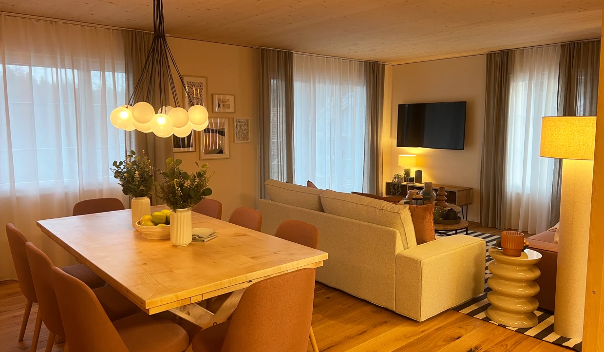 Ess- und Wohnbereich, Tisch, Sofa, Vorhänge