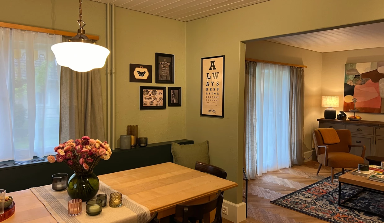 Essbereich mit Lampe und bunter Blumendekoration