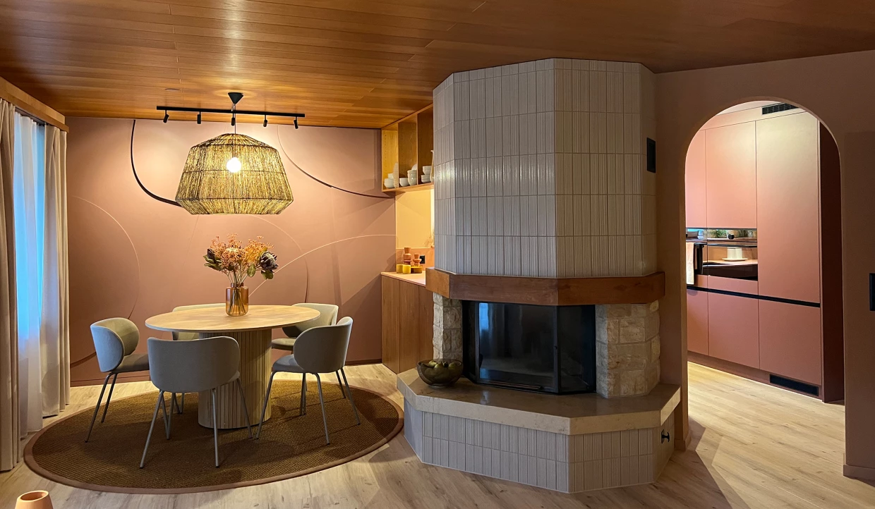 Essbereich mit rundem Tisch und Kamin in moderner Küche