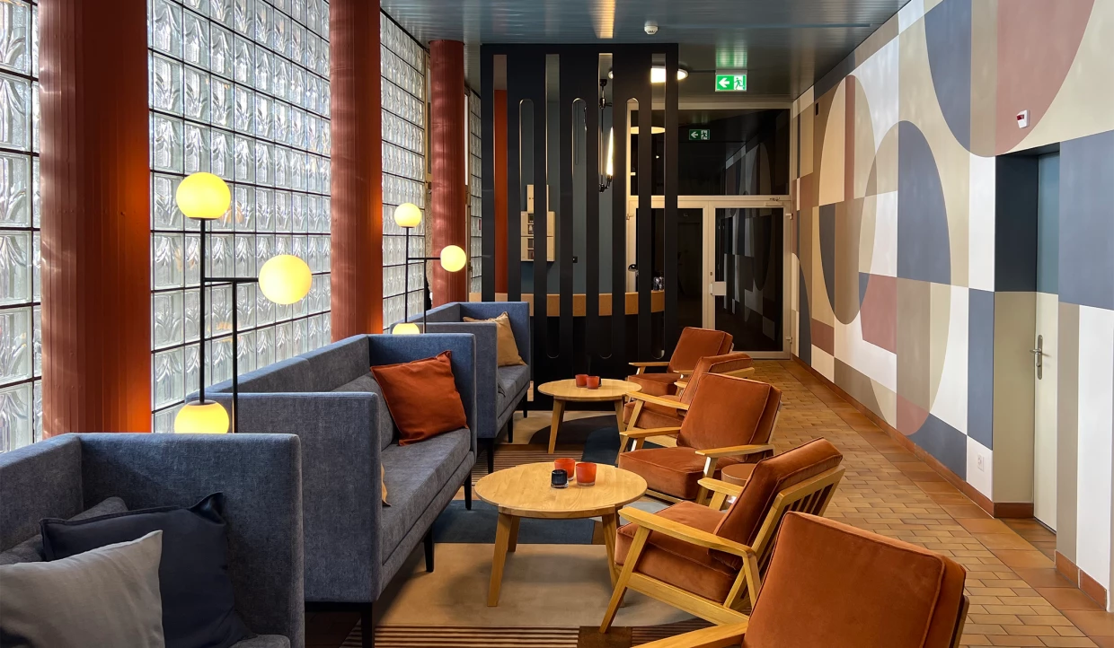 Gemütlicher Lounge-Bereich mit Sofas und Akzentbeleuchtung