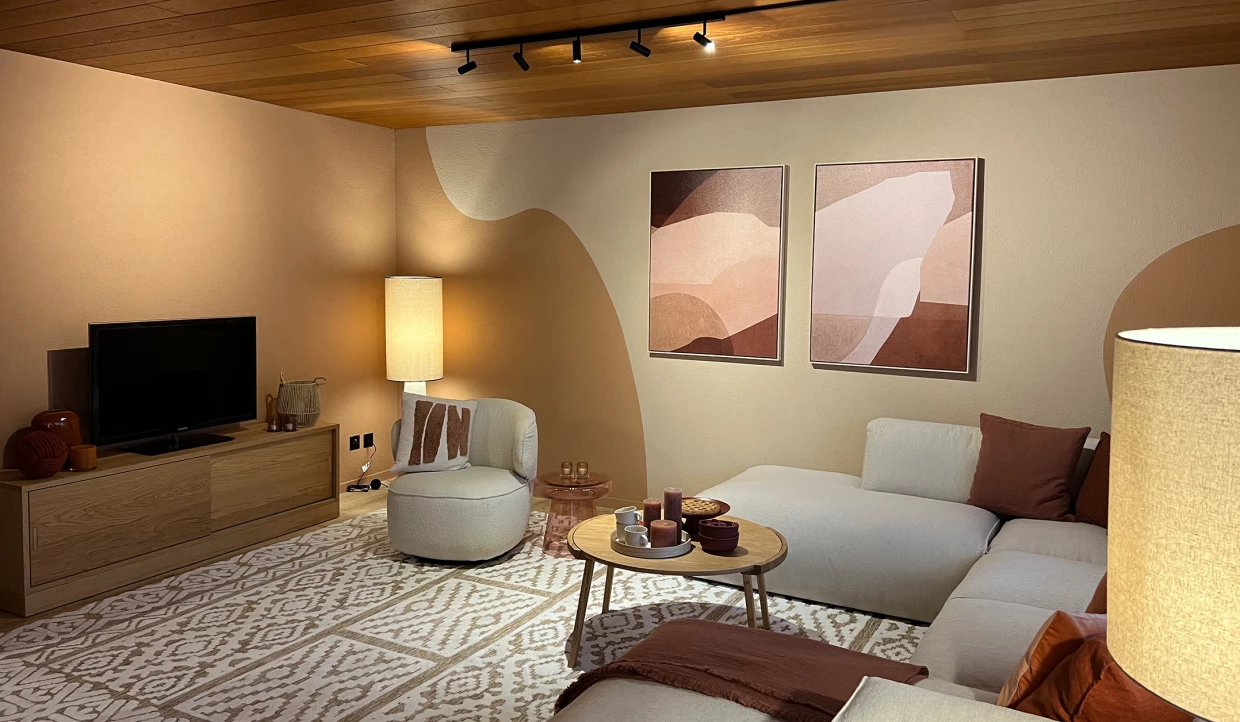 Gemütliches Wohnzimmer mit Sofa und zwei Wandbildern