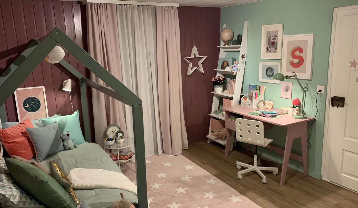 Kinderzimmer mit Bett, Schreibtisch und Regalen