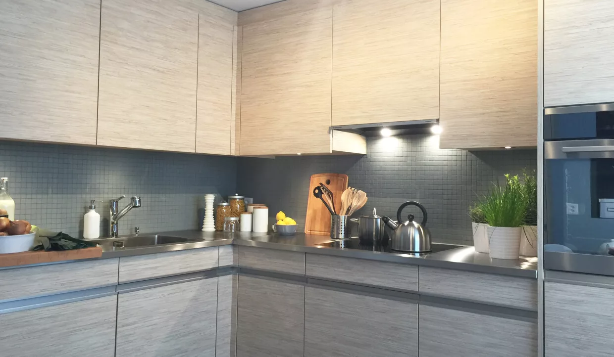 Moderne Küche mit Holzschränken, Arbeitsfläche und Spüle