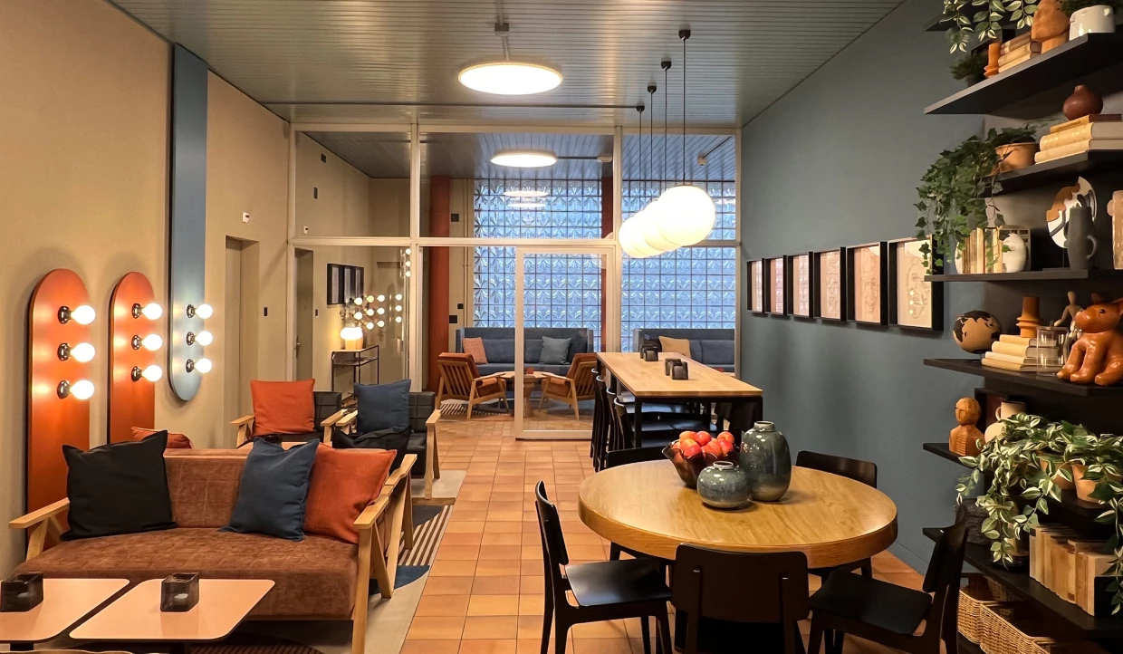 Moderner Raum mit Sofas, Tischen und Zierbeleuchtung