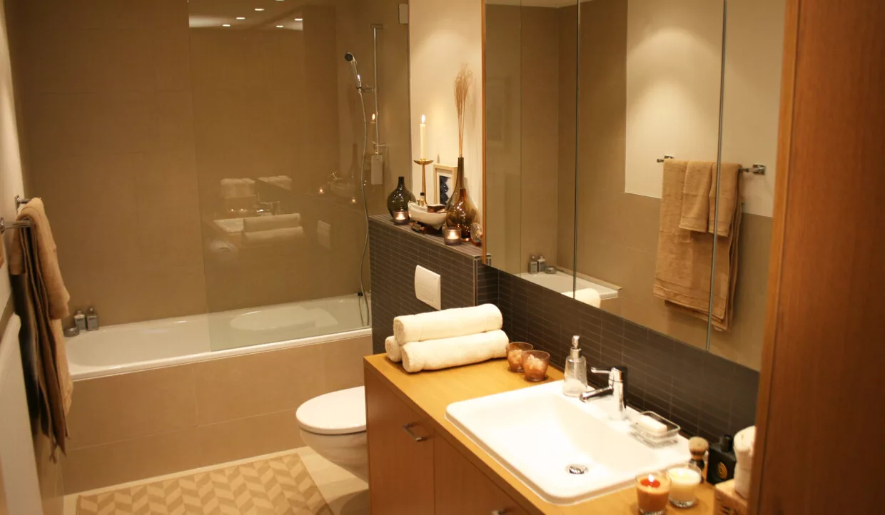 Modernes Badezimmer mit Spiegel und Badewanne