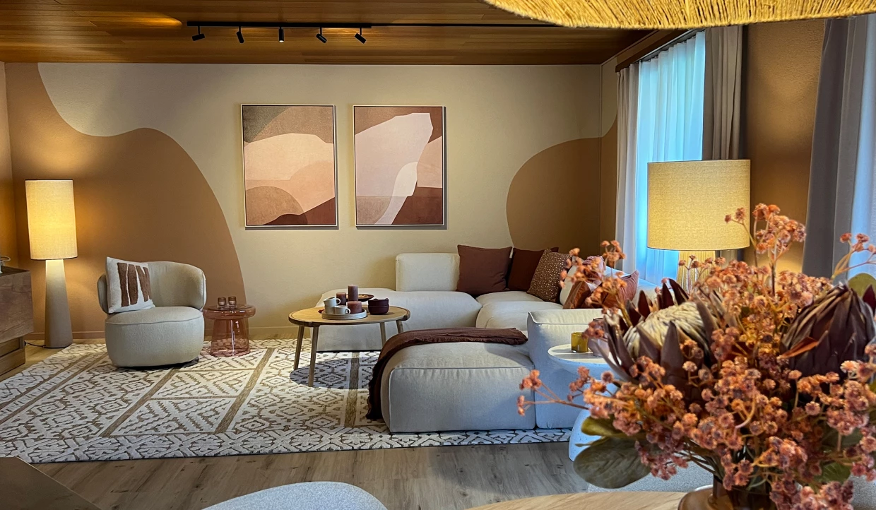 Modernes Wohnzimmer mit Dekorationen und Blumenarrangement