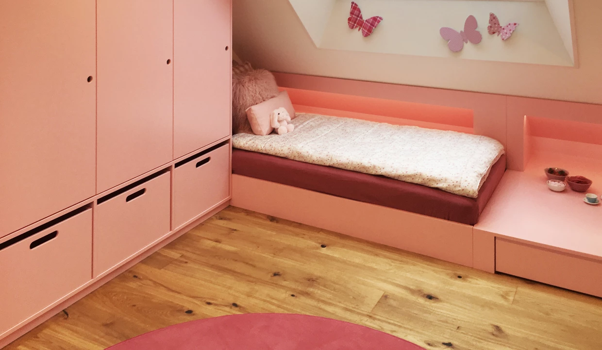 Rosa Kinderzimmer mit Bett, Schrank und Schmetterlingsdekoration