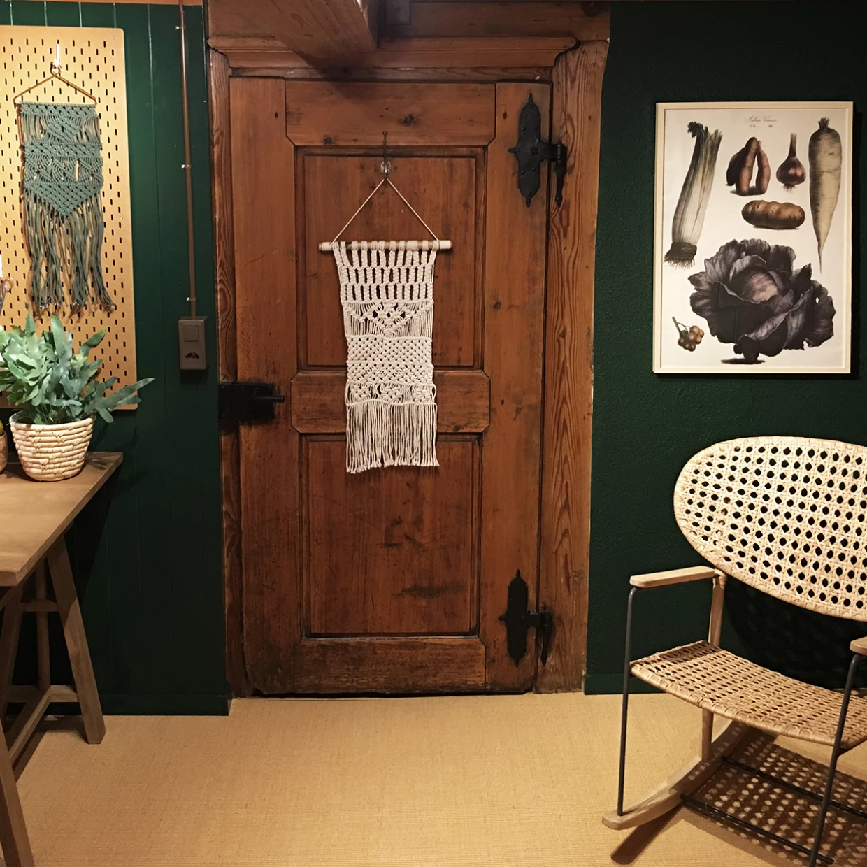 Rustikales Zimmer mit Holztür, Makramee-Deko und Korbsessel