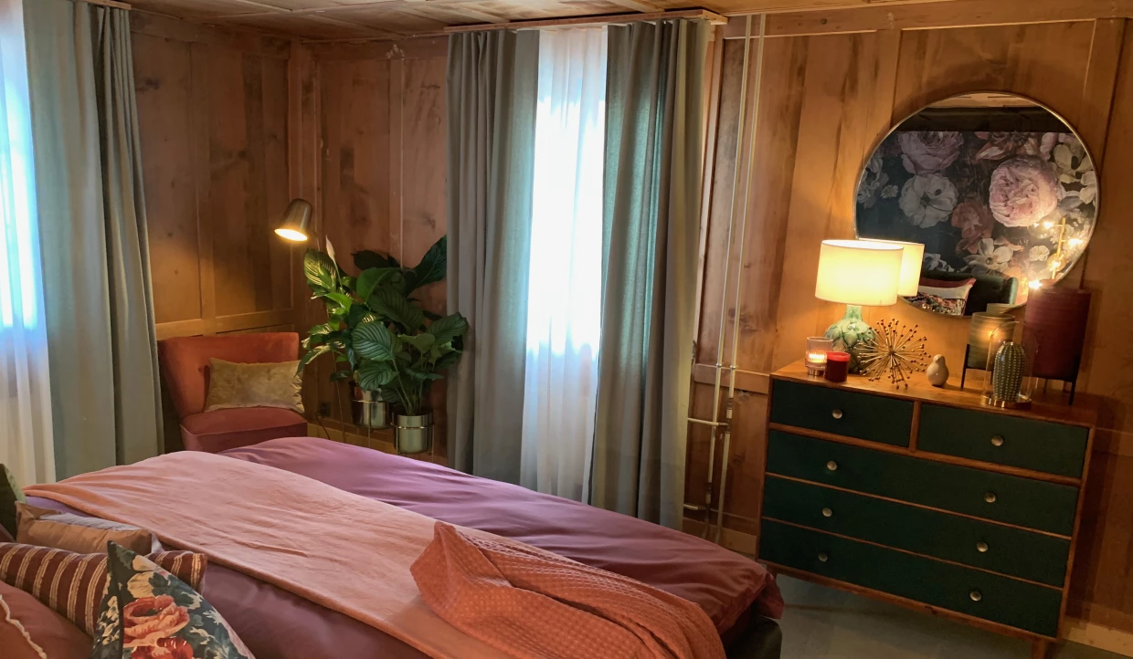Schlafzimmer mit Holzverkleidung, Pflanzen und Spiegel