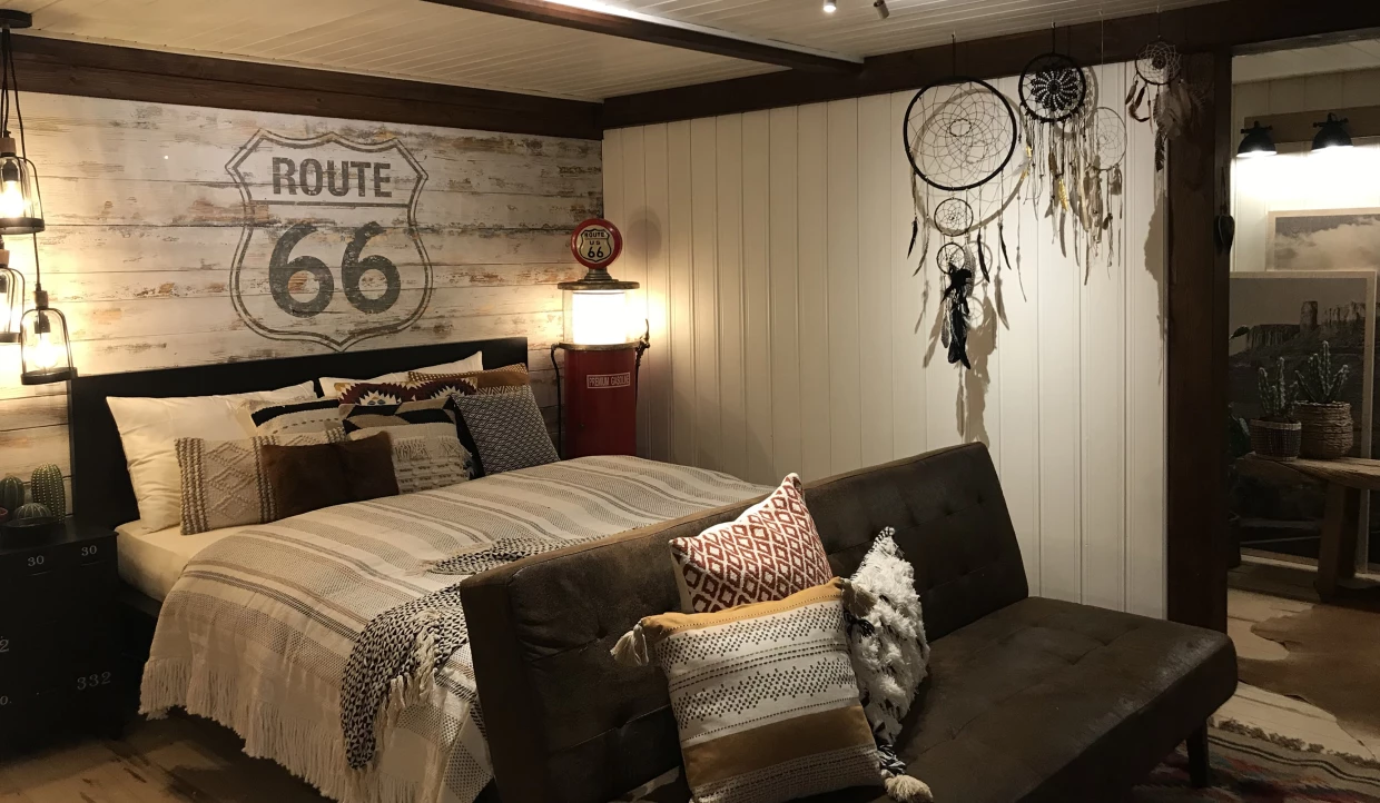 Schlafzimmer im Vintage-Stil mit Route 66 Dekoration und Traumfängern