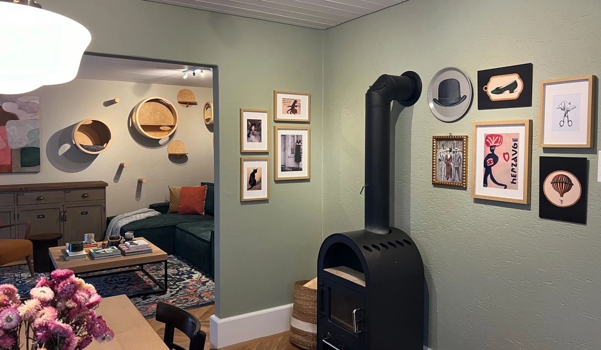 Wohnzimmer mit Kamin und vielfältiger Wanddekoration