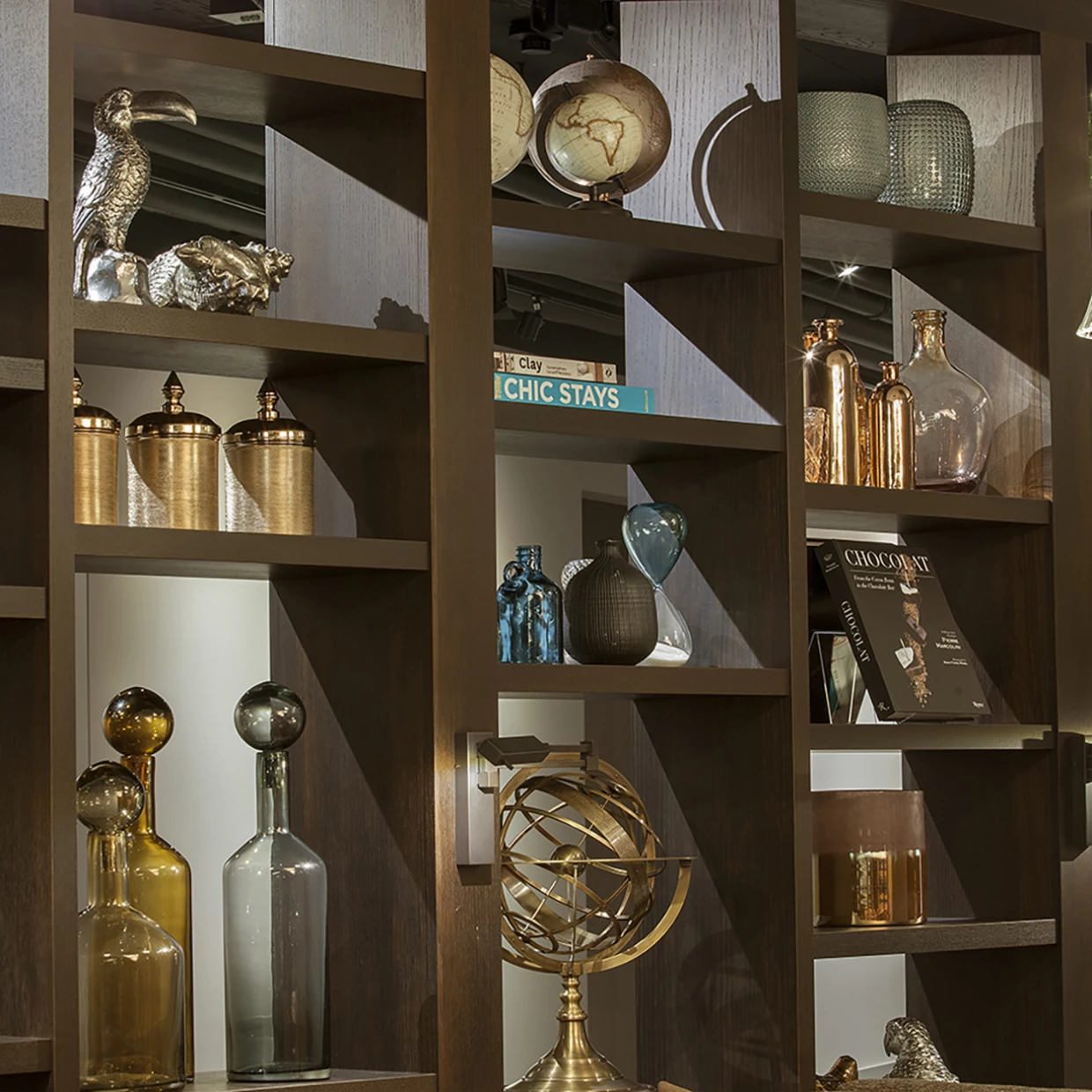 Dekorative Regale mit Ornamenten und Büchern