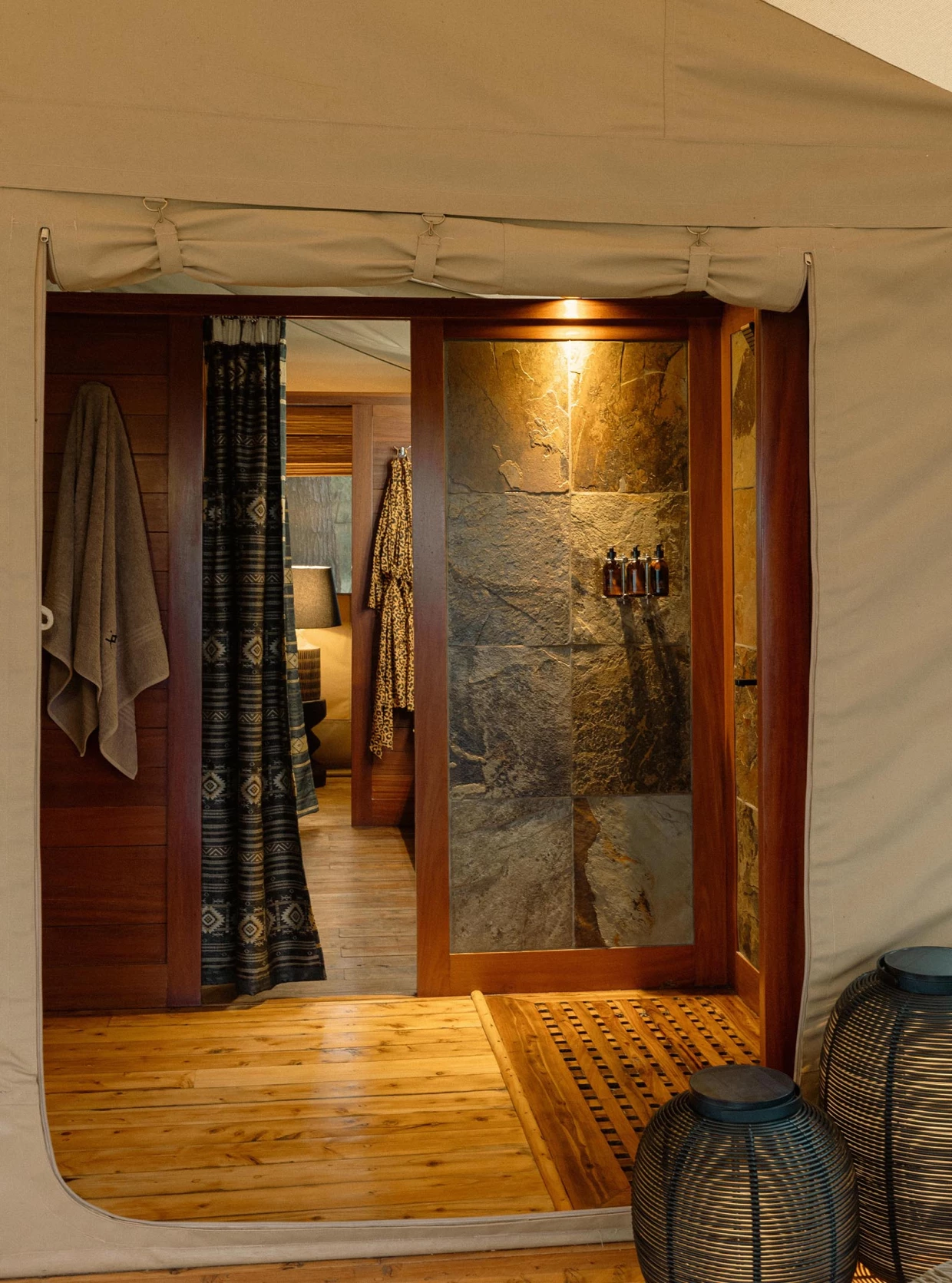 Eingang zum Badezimmer mit Steinwand und Vorhang