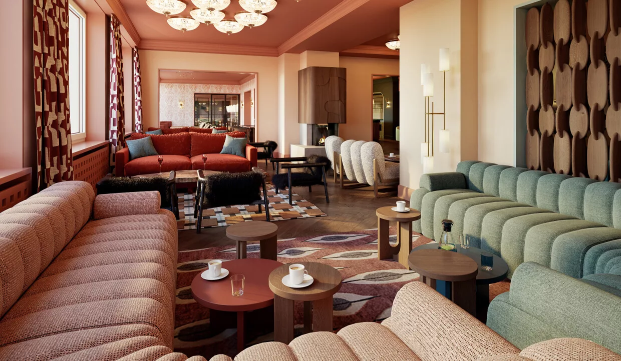 Elegante Lobby mit verschiedenen Sofas und Couchtischen
