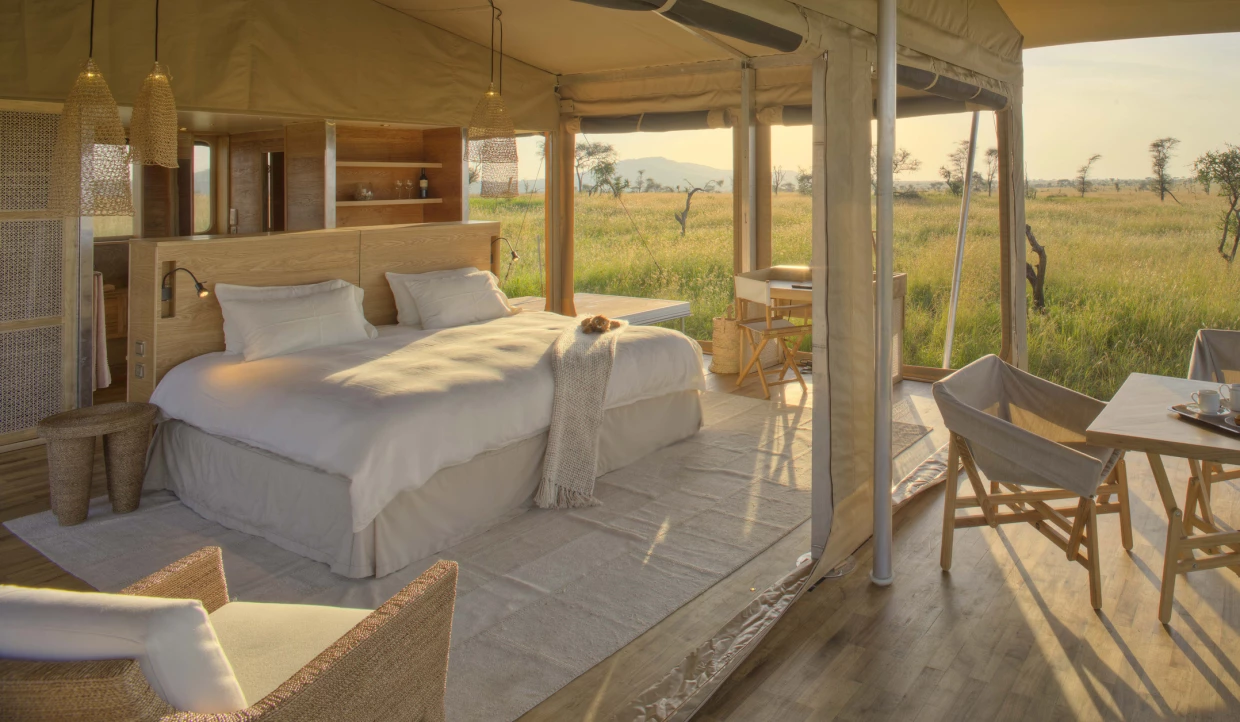 Geräumiges Zelt mit Bett und Ausblick auf Natur