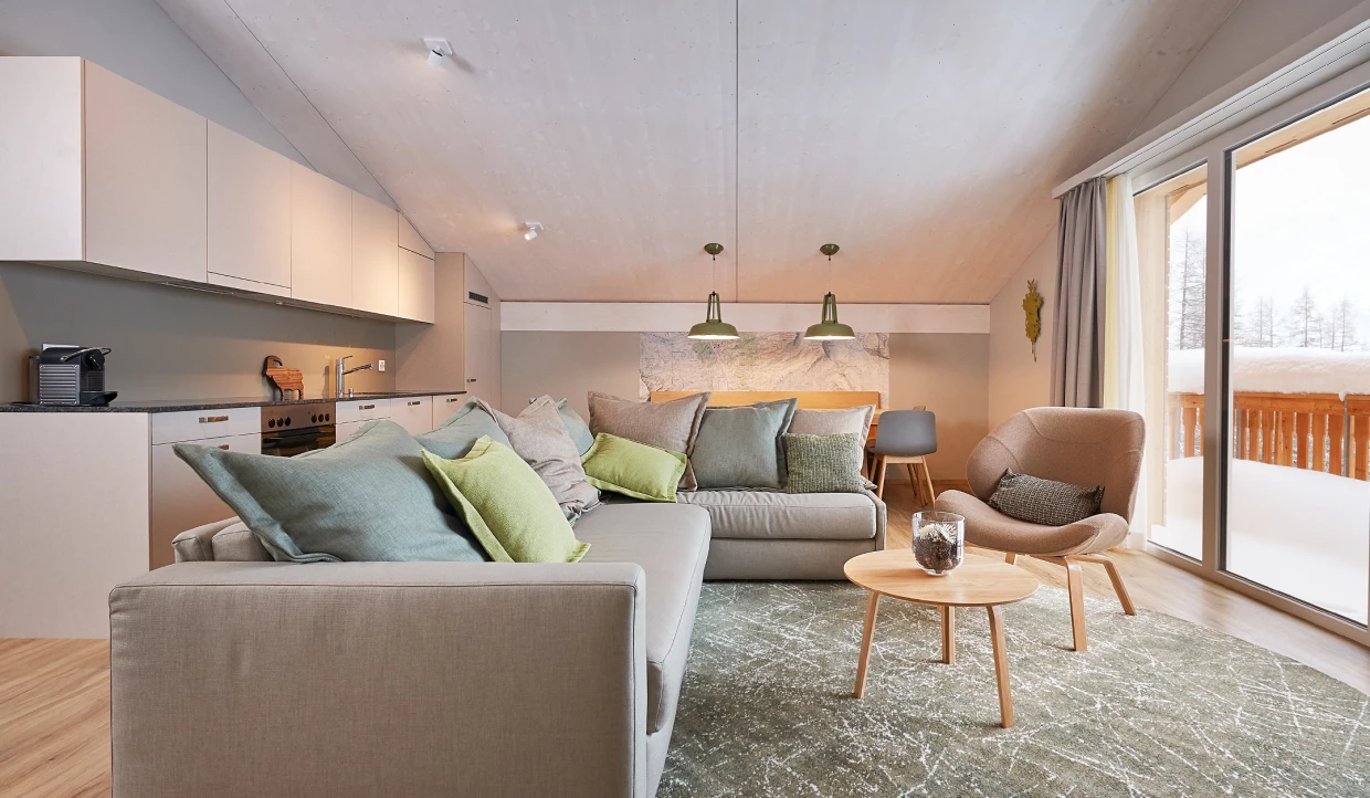 Helles Wohnzimmer mit Küchenzeile und Sofa