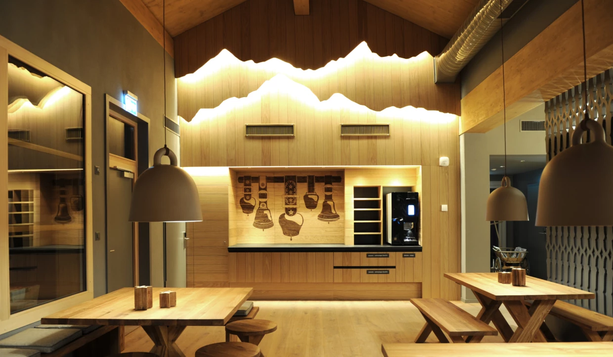 Holzinterieur mit Tischen und Pendelleuchten