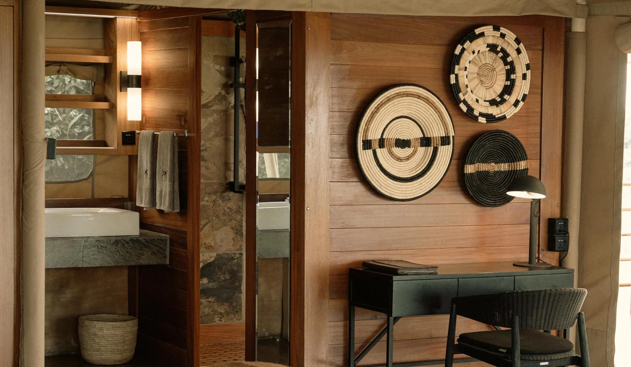 Holzwand mit Wanddeko und Schreibtisch neben Badezimmer