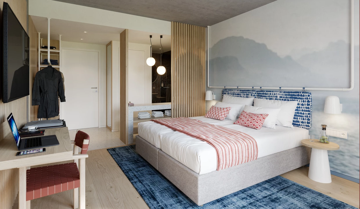 Hotelzimmer mit Doppelbett, Schreibtisch und Badezimmer im Hintergrund