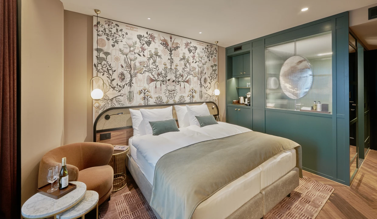 Hotelzimmer im historisch-eleganten Stil mit Doppelbett und historischer Tapete