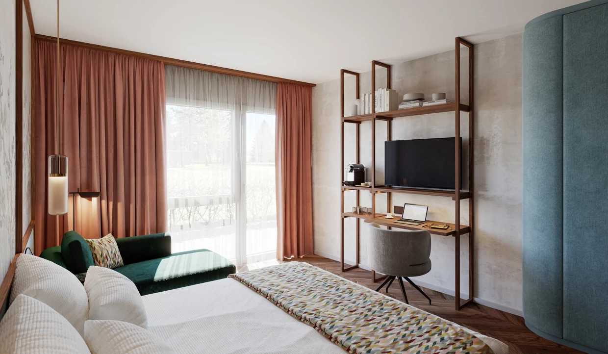 Hotelzimmer mit großem Fenster, Arbeitsbereich und Sofa