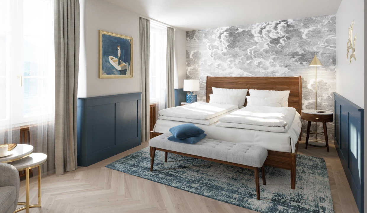 Hotelzimmer mit Doppelbett, blauer Wand und Wolkentapete
