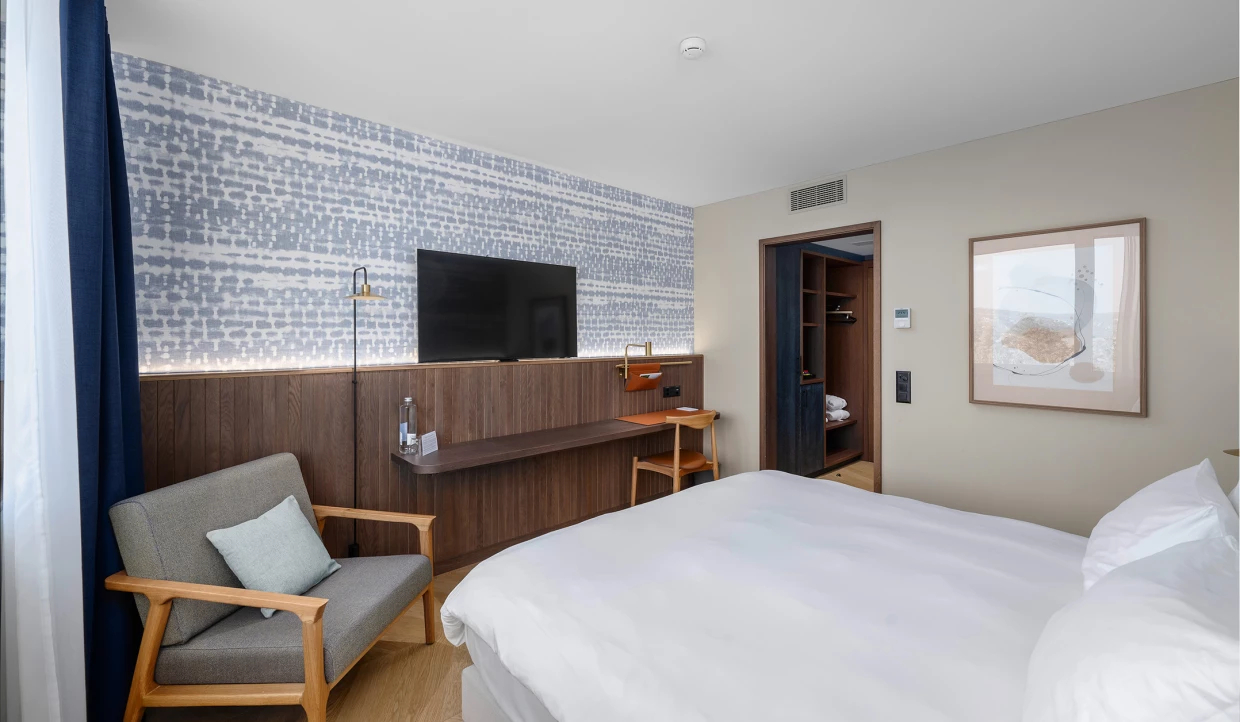 Hotelzimmer mit TV und Lesesessel